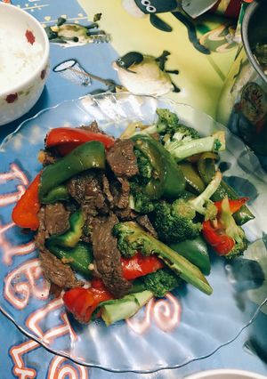 Hình của món Bò xào ớt chuông xúp lơ.