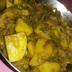 A picture of Aloo shimla mirch ki sabji without tomato.
