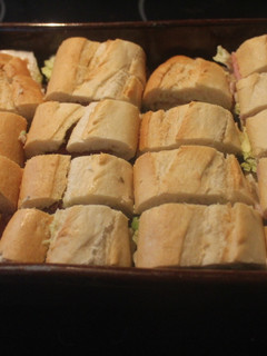 Una foto de Bocaditos 2 jamones con gazpacho de melón