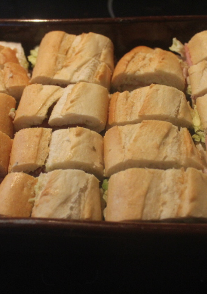Una foto de Bocaditos 2 jamones con gazpacho de melón