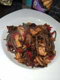 Noodles cu legume și carne