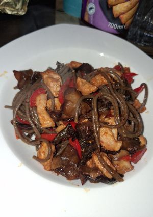 O poză a rețetei Noodles cu legume și carne.