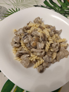 Tejszínes gombás pulyka, orsó tésztával recept fotója