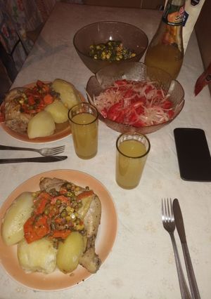 Una foto de Pollo a la primavera con papas cocidas