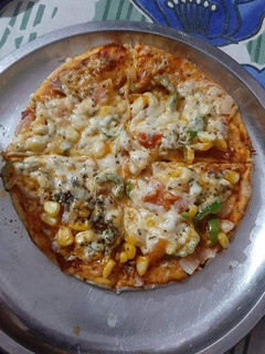 पिज़्ज़ा (pizza recipe in Hindi) रेसिपी मुख्य फोटो