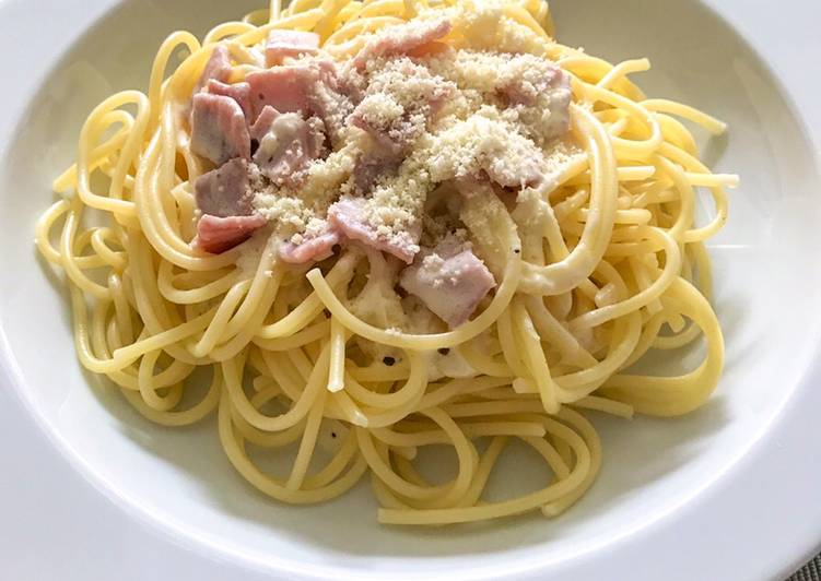 Spaghetti in Käse-Sahne Sauce mit Schinken