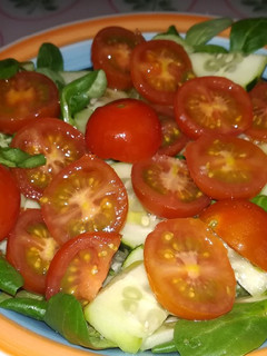 Una foto de Canónigos, pepino y tomatitos cherry