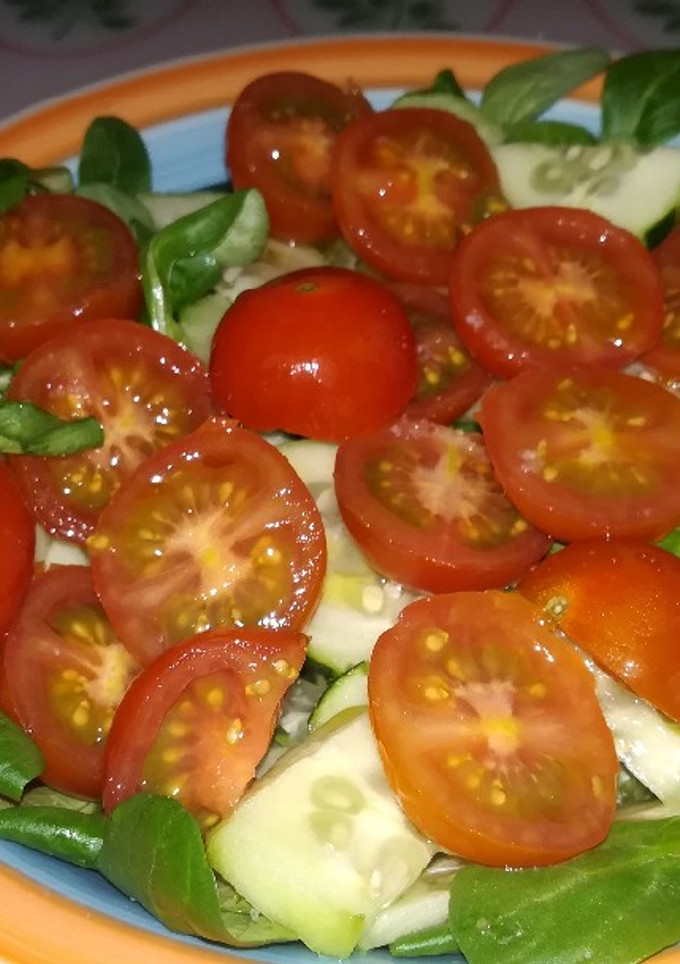 Una foto de Canónigos, pepino y tomatitos cherry