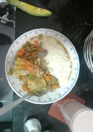 Una foto de Sudado de pepino con puré de papas