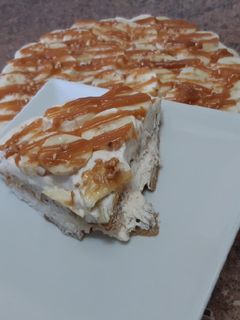 Una foto de Tarta fría sin horno de plátano y caramelo riquísima