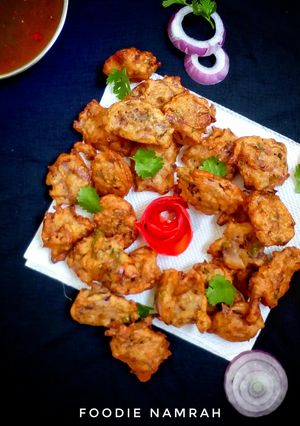 A picture of Masoor dal pakode (red lentils fritters).