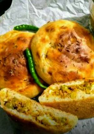 A picture of Stuffed matar paneer buns.