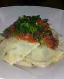 Ravioles de acelga con salsa fileto