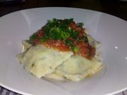 Una foto de relleno de ravioles de carne