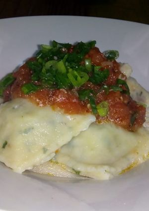 Una foto de Ravioles de acelga con salsa fileto