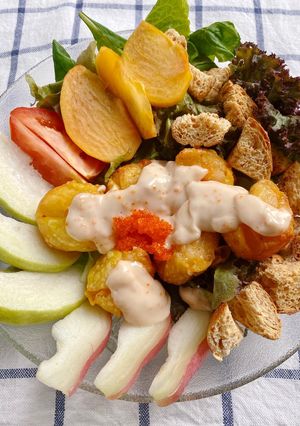 รูปของ จีบกุ้งทอดราดสลัดงาญี่ปุ่นไข่กุ้ง 🥗/ Deep-fried shrimp dumplings with tobiko in sesame salad 🥗