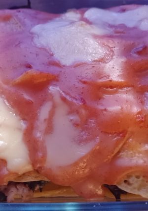 Una foto de Lasagna de carne de cerdo 🐷 y hojas de remolacha, con salsa rosa 🩷