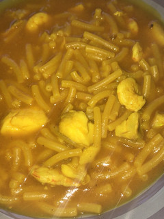 Una foto de Fideos con gambas y bacalao