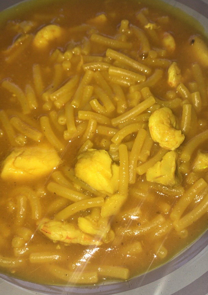 Una foto de Fideos con gambas y bacalao