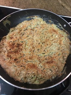 A picture of Spaghetti with zucchini and garlic sauce.