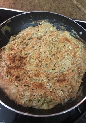 A picture of Spaghetti with zucchini and garlic sauce.