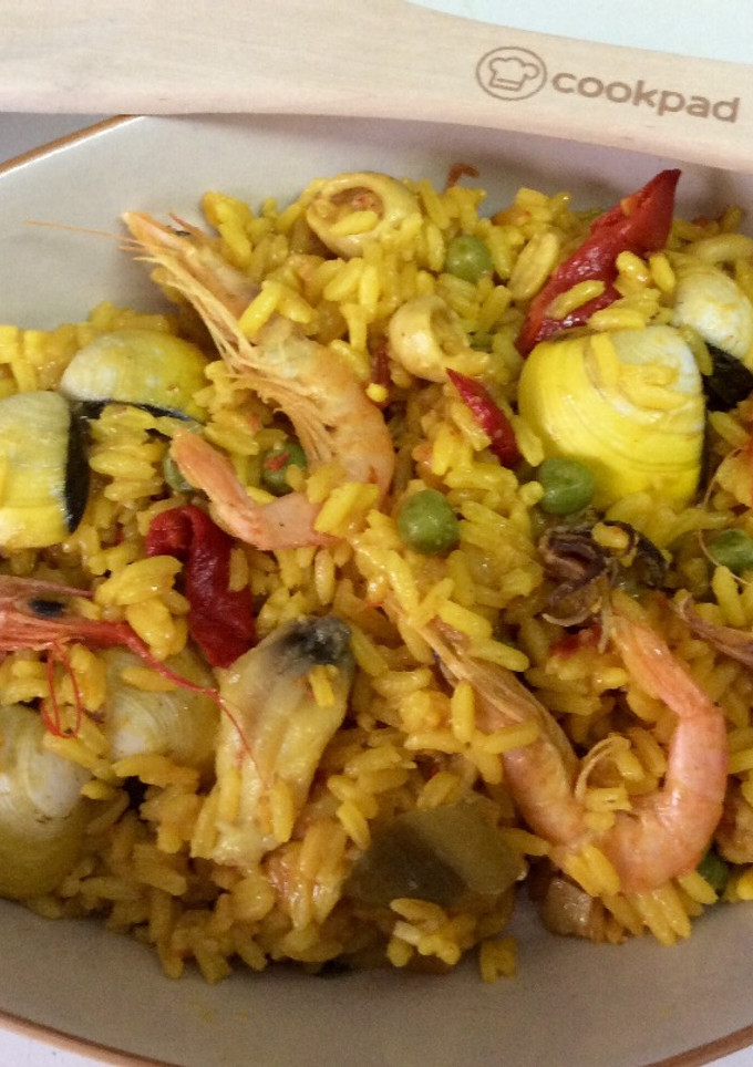 Una foto de Paella marinera con chipirones y sus huevas🦑🥘🦐