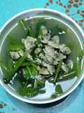 Canh rau muống nấu nghêu