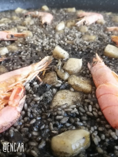 Una foto de Arroz negro con potón y gambones
