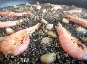 Una foto de Arroz negro con potón y gambones