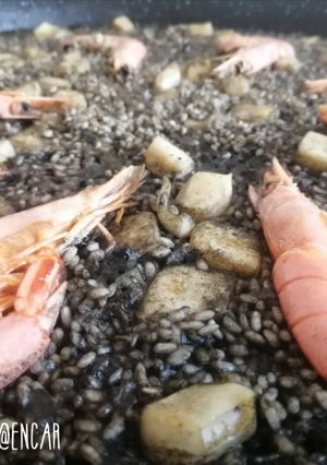 Una foto de Arroz negro con potón y gambones