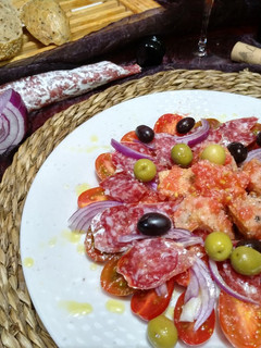 Una foto de Ensalada ibicenca, trío de ases: tomate, aceite y fuet