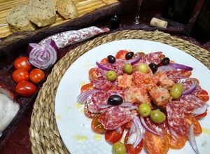 Foto principal de Ensalada ibicenca, trío de ases: tomate, aceite y fuet
