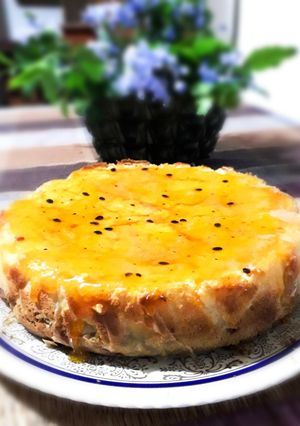 Una foto de Tarta de queso, de leche condensada, coco y maracuyá.