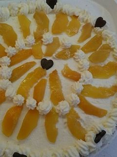 Túros-tejszínes barackos torta #valentinnap recept fotója
