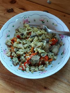 Zöldséges-tojásos sült karfiolrizs recept fotója