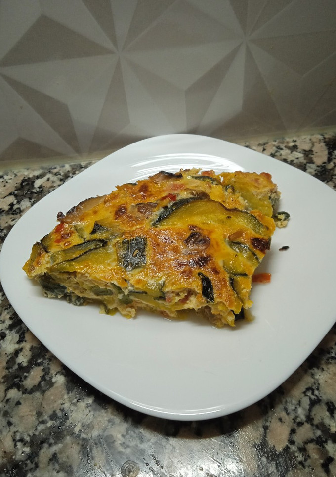 Una foto de Tortilla de zapallitos y champiñones al horno!