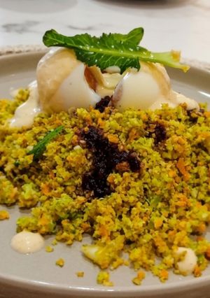 Una foto de Cuscús Vegetal de Brócoli y Zanahoria con Huevo Mollet, Emulsión de Yogur y Compota de Cerezas