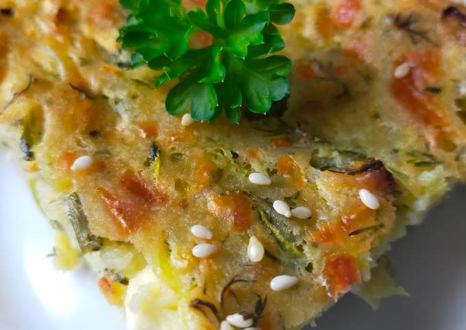 "Kolokithopita"- Zucchini-Fetakäse-Kuchen mit Sesam