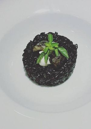 Una foto de Arroz negro con chipirones
