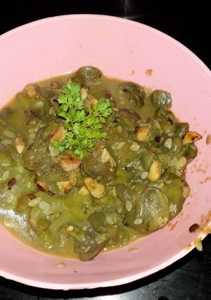A picture of Snakeguord curry.