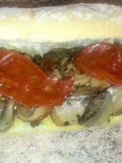Una foto de Bocadillo de champiñones con tomate seco y salsa de cúrcuma