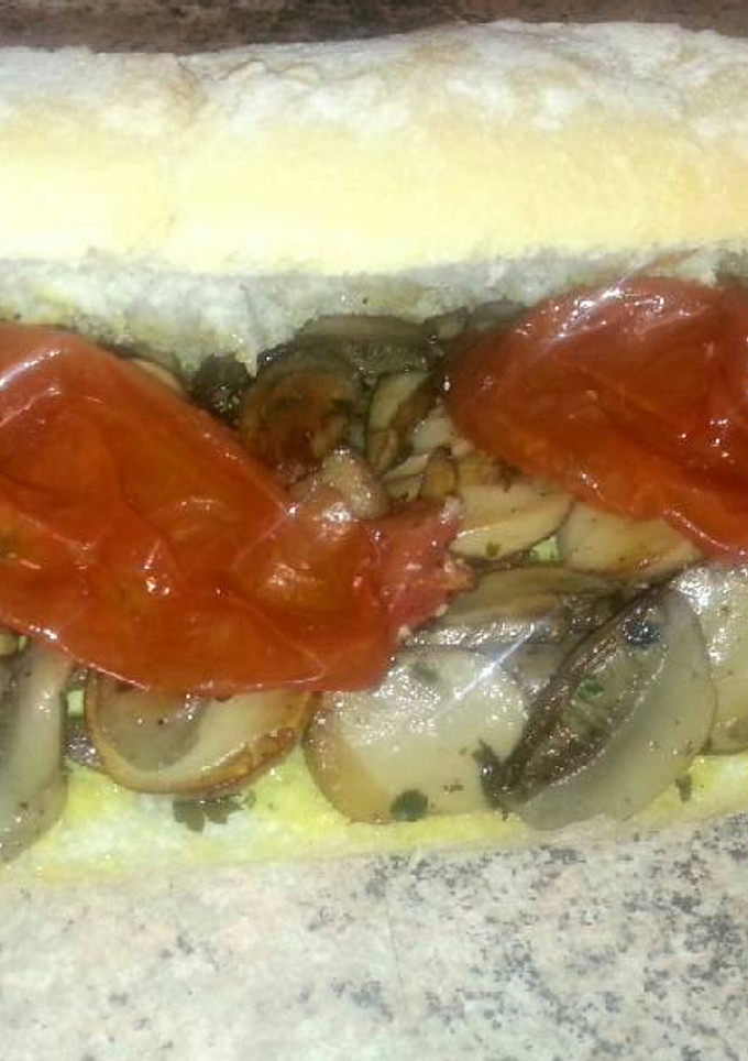 Una foto de Bocadillo de champiñones con tomate seco y salsa de cúrcuma