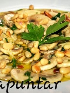 Una foto de Carpaccio de setas con piñones