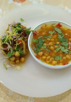 A picture of Chhole samosa chat.