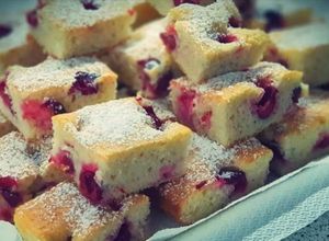 Meggyes-kefires piskóta recept fotója
