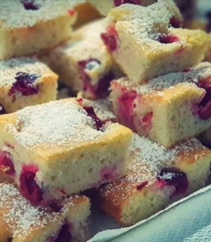 Meggyes-kefires piskóta recept fotója