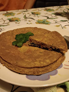 Una foto de Tortilla de harina de garbanzo con especias y tomates secos
