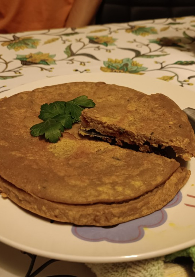 Una foto de Tortilla de harina de garbanzo con especias y tomates secos