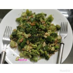 A picture of Healthy Broccoli Capsicum Garlic stir fry.