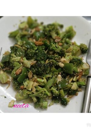 A picture of Healthy Broccoli Capsicum Garlic stir fry.